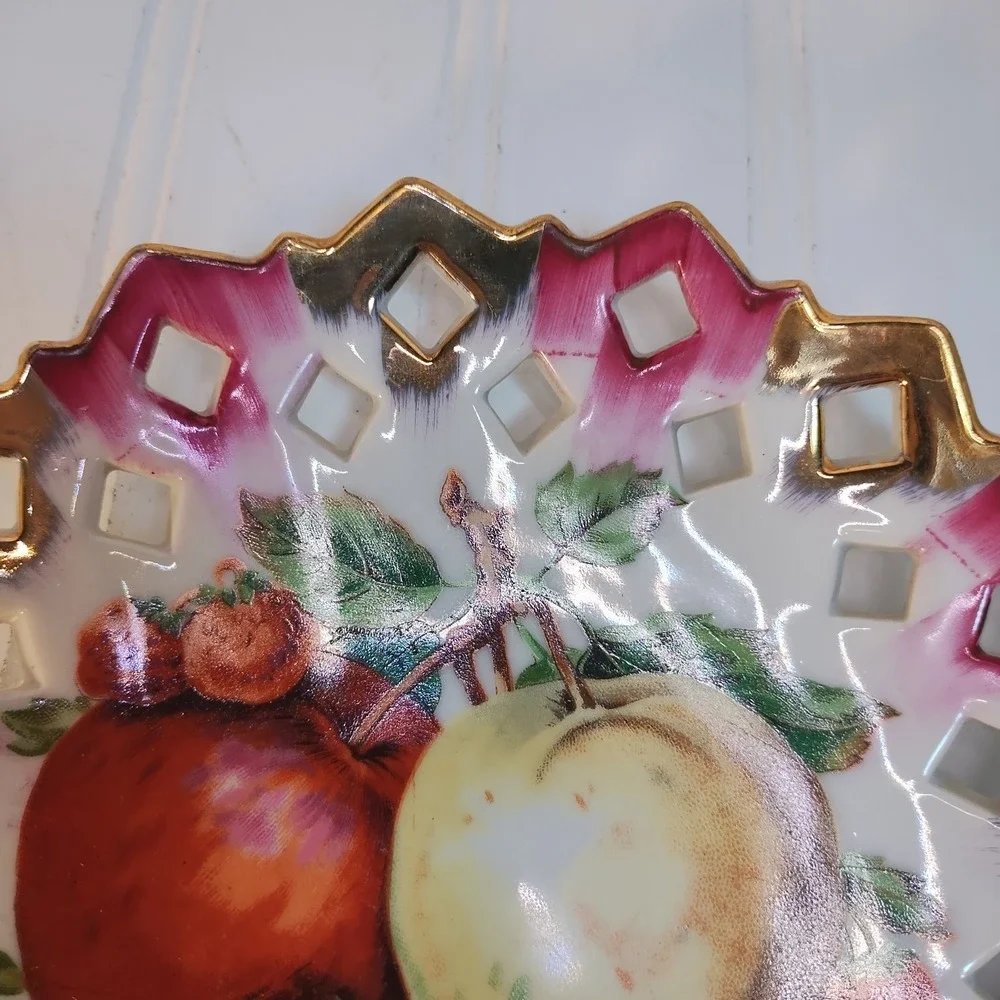 2 PC Vtg Farmhouse Cottage Wall Plate Lattice Strawberry Apple Gold Trim Artmark